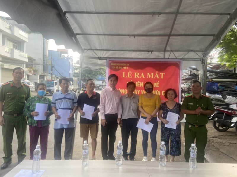 RA MẮT MÔ HÌNH TỔ LIÊN GIA AN TOÀN PHÒNG CHÁY CHỮA CHÁY HỘ NHÀ Ở KẾT HỢP SẢN XUẤT KINH DOANH TẠI TỔ DÂN PHỐ 23, KHU PHỐ 2, PHƯỜNG 26